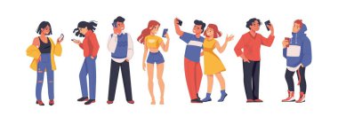 Sosyal medya mensupları. Çizgi filmdeki erkekler ya da kadınlar akıllı telefonları selfie, mesaj ve iletişim için kullanıyorlar. Gençler sohbet ediyor. Telefon tutan genç karakterler. Aygıtları olan vektör kişiler ayarlandı