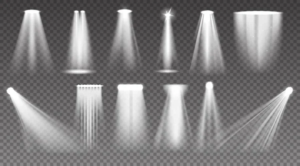 Realistische schijnwerpers. Glanzende lichtstraal en projectorstraal. Gloeieffecten. Heldere transparante lamp en witte zonneschijn. Lichtgevende spot sjablonen. Vector scene verlichting set — Stockvector