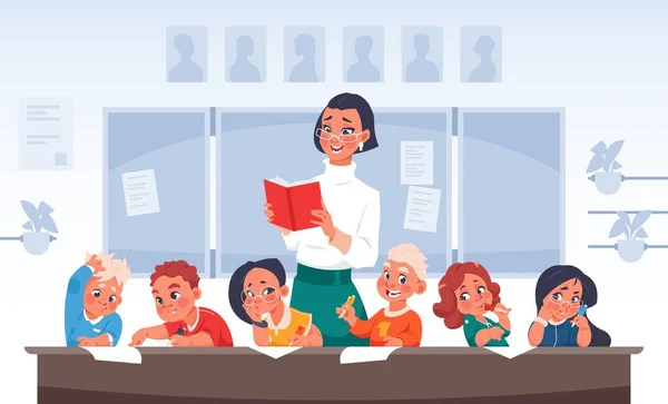 Crianças e professores. Estudantes da escola primária dos desenhos animados. Meninos e meninas felizes no jardim de infância ouvir mulher com livro. Os alunos sentam-se à secretária na sala de aula. Ilustração da cena da lição vetorial —  Vetores de Stock