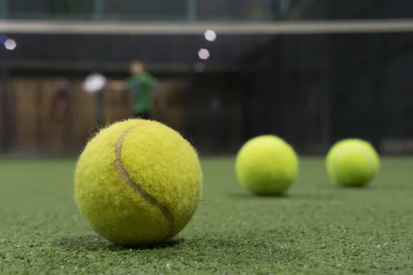 Pelota de pádel en la cancha de astrocésped — Foto de Stock