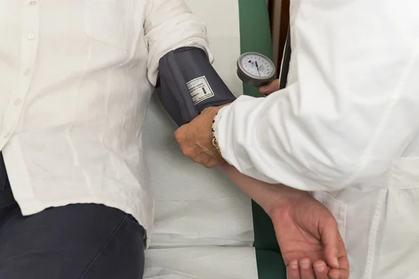 Measuring blood pressure — Stock Photo, Image