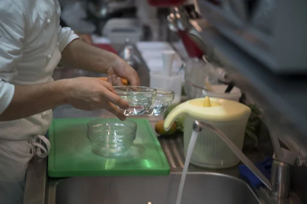 Preparazione di cibo in una cucina di ristorante: tazza lavante — Foto Stock