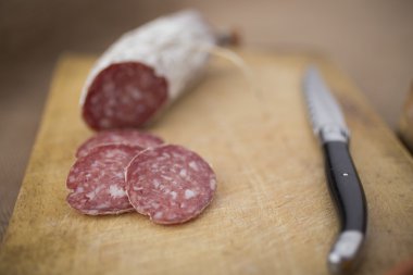 İtalyan salame bir bıçak