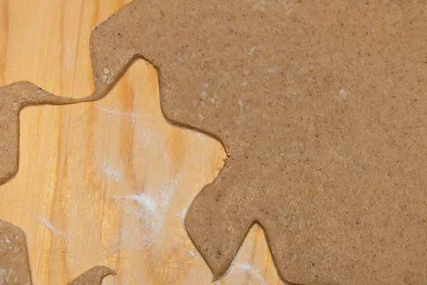 Kerstvoorbereidingen Thuis Het Maken Van Peperkoek Het Uitsnijden Van Vormen — Stockfoto