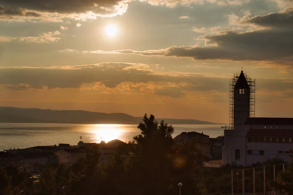 Makarska Tengerpartján Egy Gyönyörű Sping Nap Naplemente Körül Drámai Fény — Stock Fotó