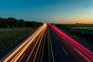 Macar kırsal otoyol yolları, uzun süre açık hareket bulanıklığı, gün batımında hafif patikalar