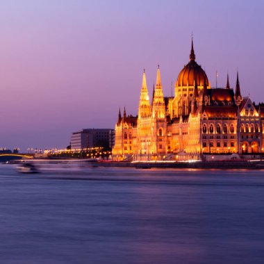 Budapeşte 'deki parlamento binası, popüler bir seyahat merkezi olan Macaristan' da akşam aydınlandı