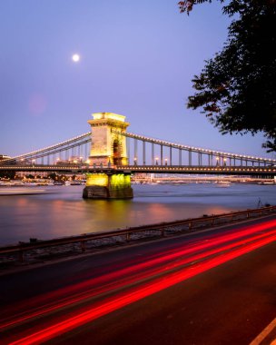 Budapeşte 'deki ünlü Zincir Köprüsü' nde bir yaz günü pembe gün batımı