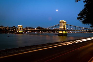 Macaristan 'ın Budapeşte kentindeki ünlü Zincir Köprüsü' nü ziyaret ediyoruz.