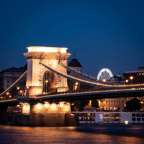 Stock image Visiting the famous Chain Bridge in Budapest, Hungary on a summer night