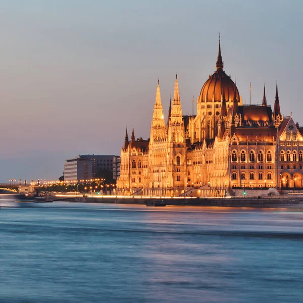 Здание Парламента Будапеште Загорелось Вечером Венгрия Популярное Туристическое Направление — стоковое фото