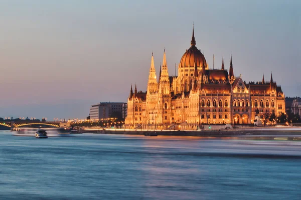 Здание Парламента Будапеште Загорелось Вечером Венгрия Популярное Туристическое Направление — стоковое фото