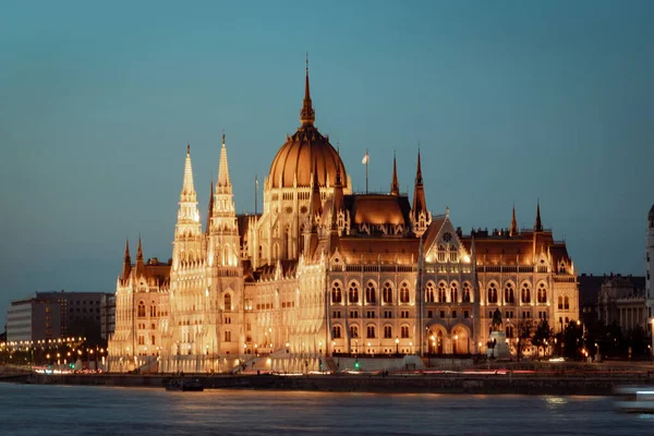 Das Parlamentsgebäude Budapest Erstrahlte Abend Ungarn Ein Beliebtes Reiseziel — Stockfoto