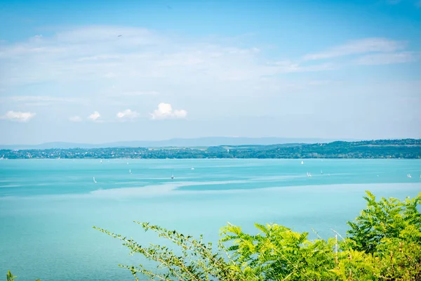 Azul Bonito Lago Balaton Com Veleiros Desfrutando Dia Ensolarado Hungria — Fotografia de Stock