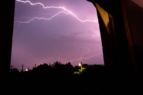 Vista Finestra Fulmini Sulle Case Una Zona Rurale Una Sera — Foto Stock