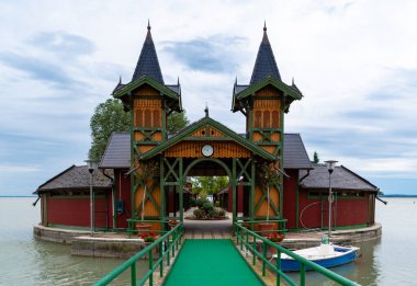 KESZTHELY, HUNGARY - 3 Temmuz 2020: Keszthely 'deki adanın tarihi binasını ziyaret etmek, Balaton Gölü