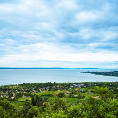 BADACSONYTOMAJ, HUNGARY - 3 Temmuz 2020: Kuzey kıyı şeridi ve Badacsony, Macaristan 'dan Balaton Gölü manzarası