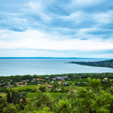 BADACSONYTOMAJ, HUNGARY - 3 Temmuz 2020: Kuzey kıyı şeridi ve Badacsony, Macaristan 'dan Balaton Gölü manzarası