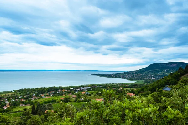 BADACSONYTOMAJ, HUNGARY - 3 Temmuz 2020: Kuzey kıyı şeridi ve Badacsony, Macaristan 'dan Balaton Gölü manzarası