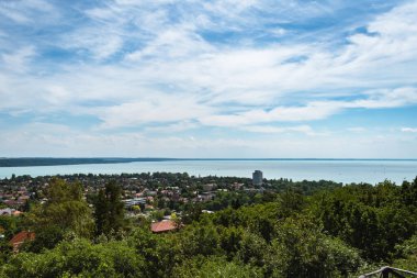 Macaristan 'ın Badacsony kentinden Balaton Gölü ve kuzey kıyı şeridinin manzarası