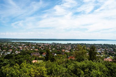 Macaristan 'ın Badacsony kentinden Balaton Gölü ve kuzey kıyı şeridinin manzarası