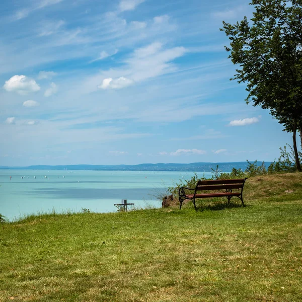 Azul Bonito Lago Balaton Com Veleiros Desfrutando Dia Ensolarado Hungria — Fotografia de Stock