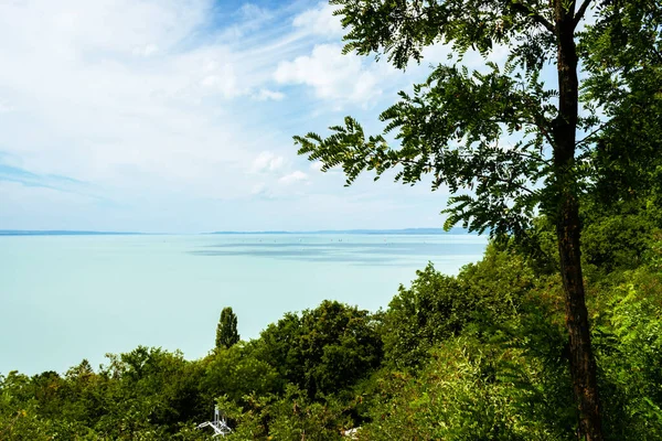 Gyönyörű Kék Balaton Vitorlásokkal Napsütéses Napsütéssel Magyarország Európa — Stock Fotó