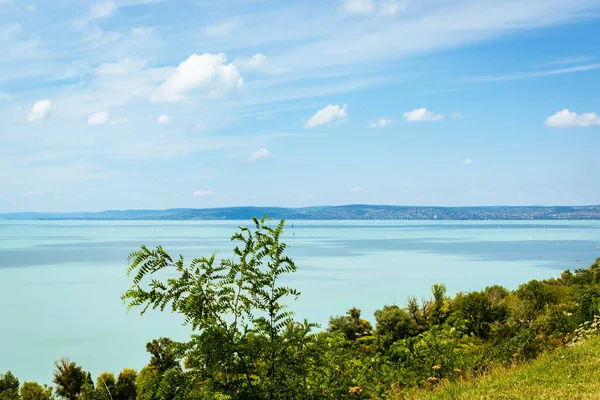 Azul Bonito Lago Balaton Com Veleiros Desfrutando Dia Ensolarado Hungria — Fotografia de Stock