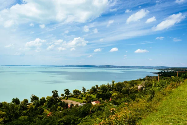 Hermoso Lago Azul Balaton Con Veleros Disfrutando Día Soleado Hungría — Foto de Stock