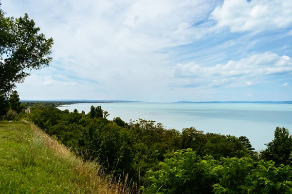 Gyönyörű Kék Balaton Vitorlásokkal Napsütéses Napsütéssel Magyarország Európa — Stock Fotó