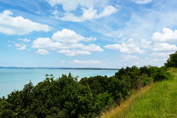 Чудове Блакитне Озеро Балатон Вітрильниками Сонячним Днем Угорщина Європа — стокове фото