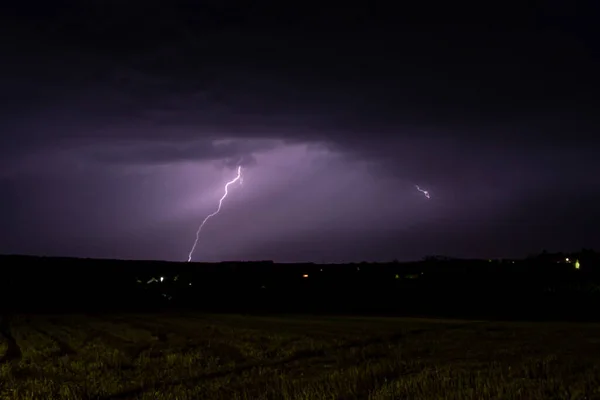 Fulmine Colpisce Dipingendo Cielo Viola Una Sera Estate Durante Temporale — Foto Stock