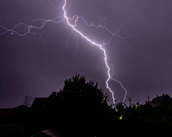 Vista Finestra Fulmini Sulle Case Una Zona Rurale Una Sera — Foto Stock