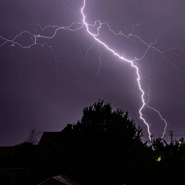 Blick Aus Dem Fenster Auf Blitzeinschläge Häusern Einer Ländlichen Gegend — Stockfoto