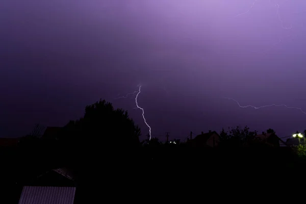 Blick Aus Dem Fenster Auf Blitzeinschläge Häusern Einer Ländlichen Gegend — Stockfoto