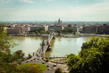Macaristan 'ın Budapeşte kentinde Macaristan Parlamentosu ve Tuna Nehri manzaralı güneşli bir yaz günü gezisi