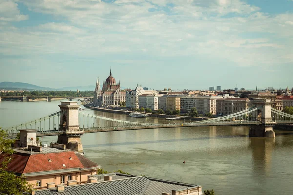 Güneşli bir yaz gününde Macaristan 'ın Budapeşte kentini gezmek, Zincir Köprüsü, Macaristan Parlamentosu ve Tuna Nehri manzarası
