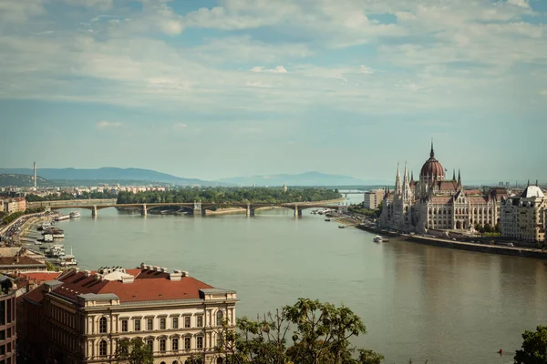 Осмотр Достопримечательностей Будапешта Венгрия Солнечный Летний День Видом Венгерский Парламент — стоковое фото