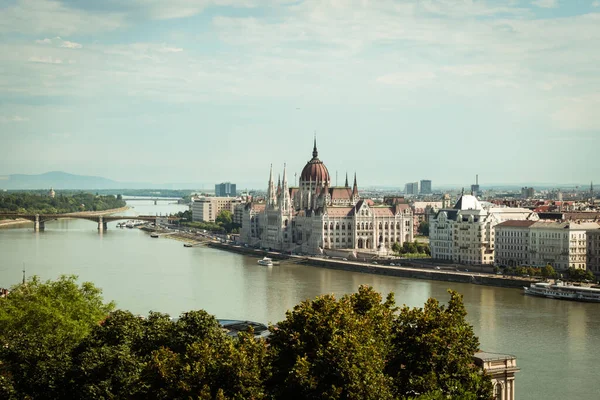 Macaristan 'ın Budapeşte kentinde Macaristan Parlamentosu ve Tuna Nehri manzaralı güneşli bir yaz günü gezisi