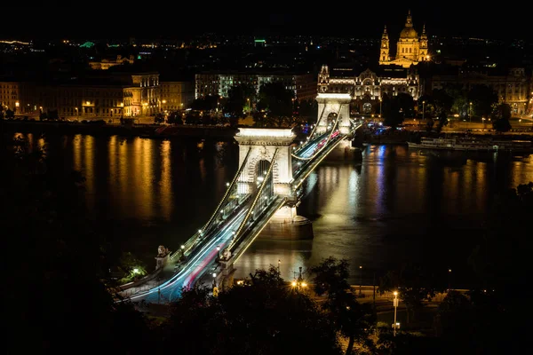 Zwiedzanie Słynnego Mostu Łańcuchowego Budapeszcie Węgry Letni Wieczór — Zdjęcie stockowe