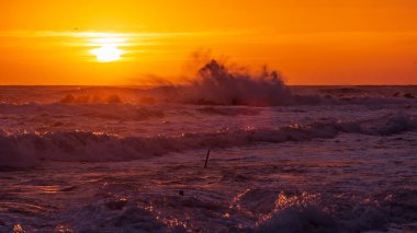 Passetto plajı Ancona 'da, sonbahar günbatımında