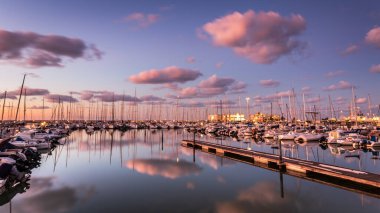 Gün batımında Marina 'da tekne ve yansımalar