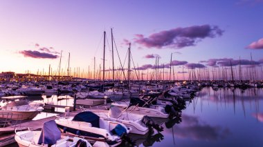 Gün batımında Marina 'da tekne ve yansımalar