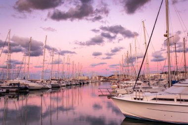 Gün batımında Marina 'da tekne ve yansımalar