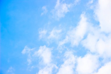 Çerçevenin sağ tarafında beyaz bulutlu mavi gökyüzü, kopyala uzayı, bulanık