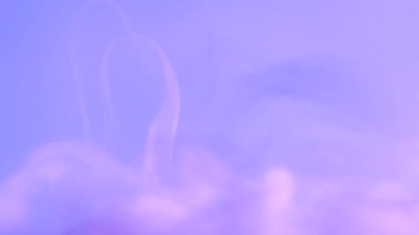 Lila Nebelschwaden Himmel Rauch Auf Blauem Hintergrund Zauberhafte Wolken Ein — Stockvideo
