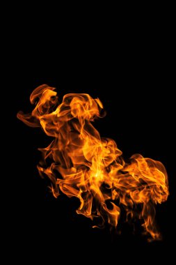 Siyah arka plandaki yangın alevleri izole edildi. Ateş ve alevlerle yanan benzin ya da benzin yanıkları. Yanan kıvılcımlar, ateş şekilleri. Karanlıkta fotokopi uzayı ile cehennem ateşi parlıyor.