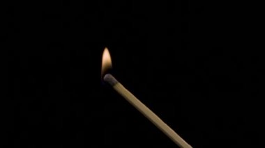 Siyah arka planda yanan bir kibrit. Bir kibrit çakın. Kibritten çıkan yangın etraftaki her şeyi aydınlatıyor. Kundakçılık, tehlike, flaş. Makro ateşi kibrit çöpünde yanıyor. Fikir, kavram