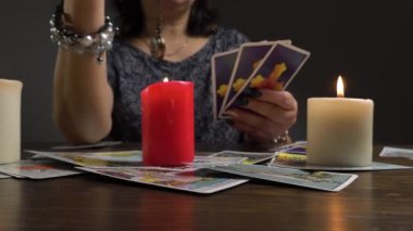 Cadı mumun üzerinde sihirli bir tılsım tutuyor. Bir falcı sihirli bir şey yapar. Büyünün ve kehanetin ayini. Seans, mistik, okültizm. Geleceği tahmin etmek. Çingene falcısı.