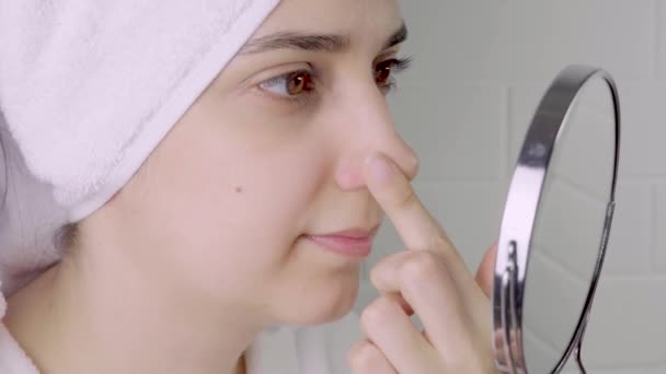 Svarta Prickar Näsan Ung Kvinna Ser Sitt Ansikte Spegeln Hudvård — Stockvideo